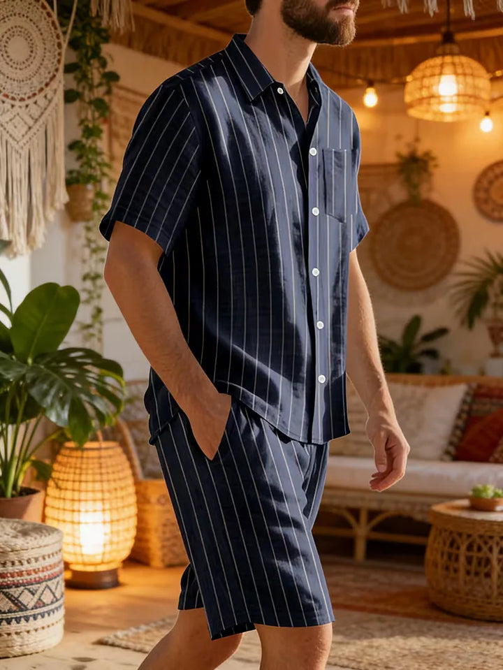 Stijlvolle heren strandkleding set: V-hals shirt en korte broek. Geschikt voor casual zomerse looks.