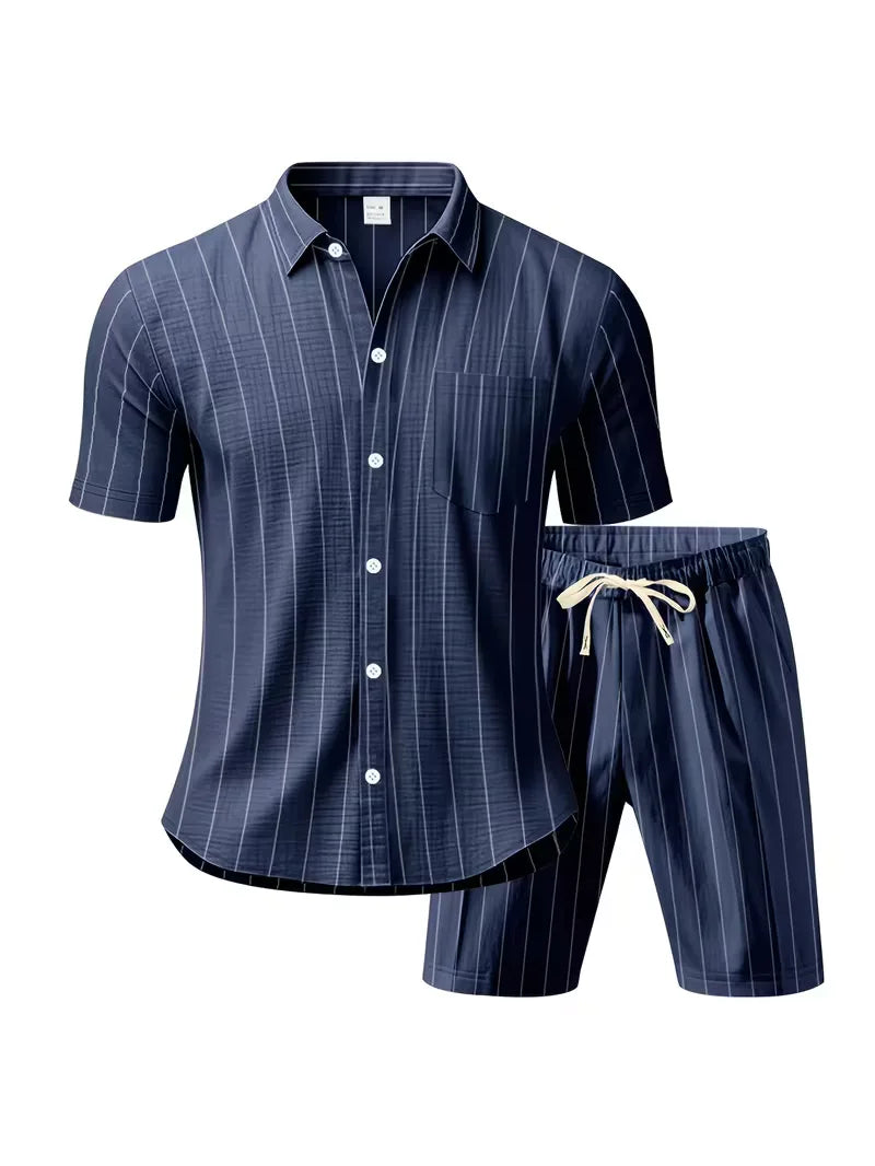 Lichtgewicht heren zomer set, perfect voor hete dagen. Bestaat uit korte mouwen shirt en comfortabele shorts.