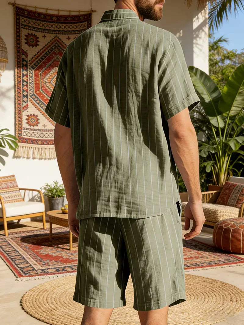 Ademende heren tweedelige set: V-hals shirt met korte mouwen en zachte shorts. Perfect voor zonnige dagen.