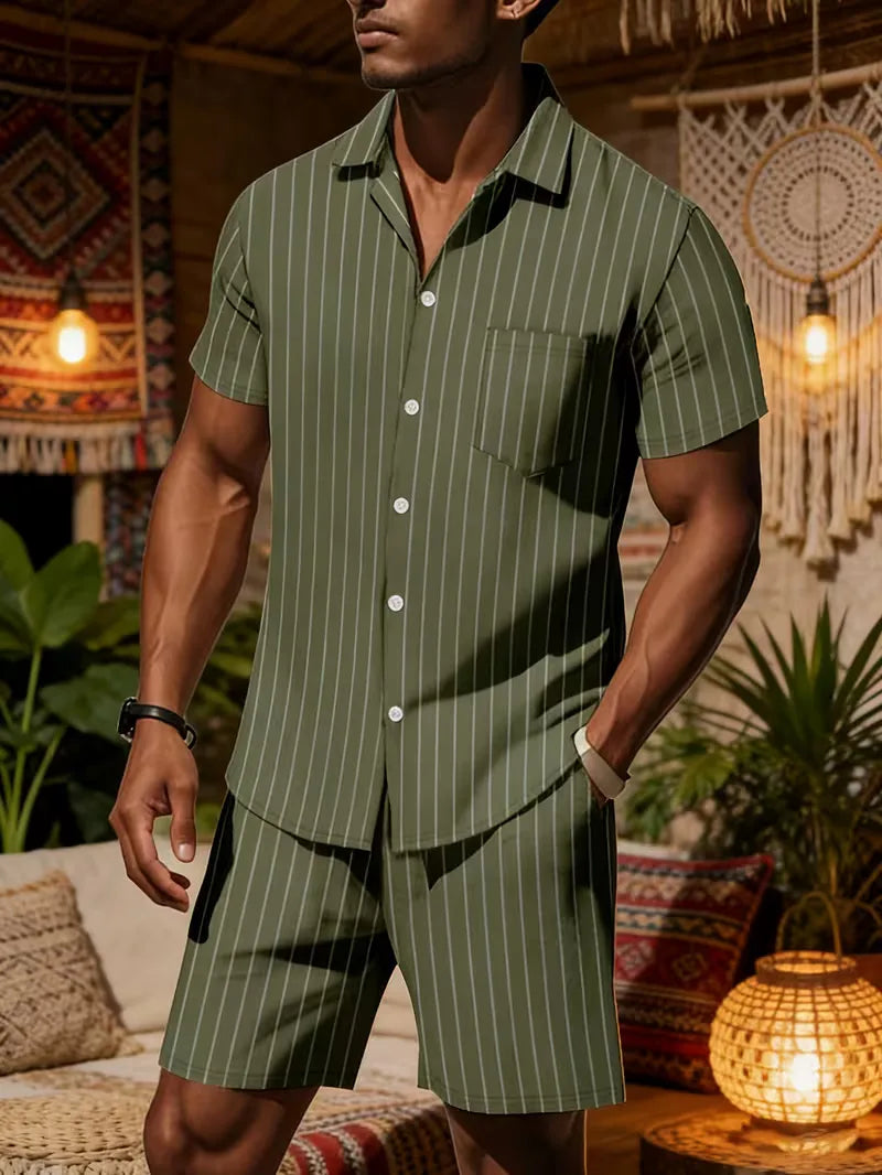 Modieuze heren zomerkledingset: V-hals shirt met korte mouwen en trendy shorts. Voor een frisse zomerlook.