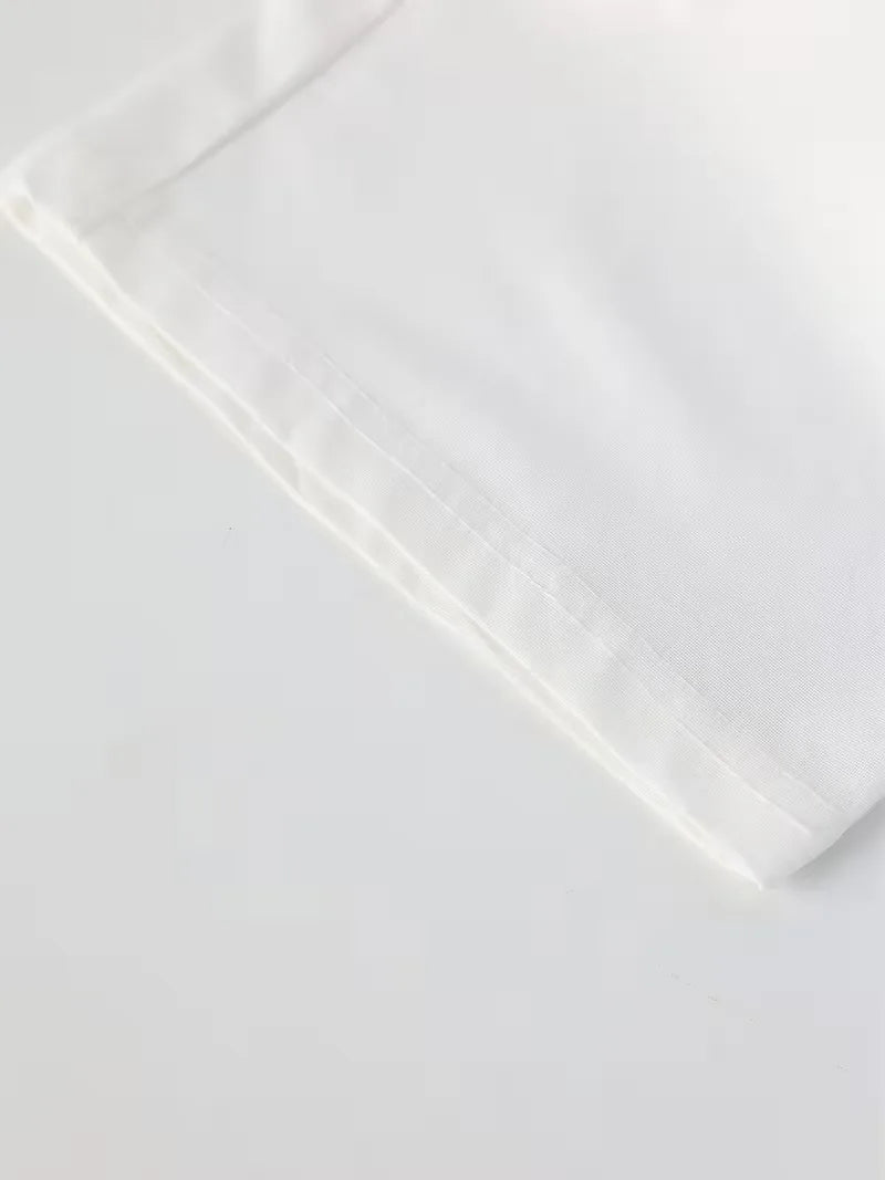 Wijdvallend heren zomerpak met mandarijnkraag. Ideaal voor ontspannen strand- of vakantielook.