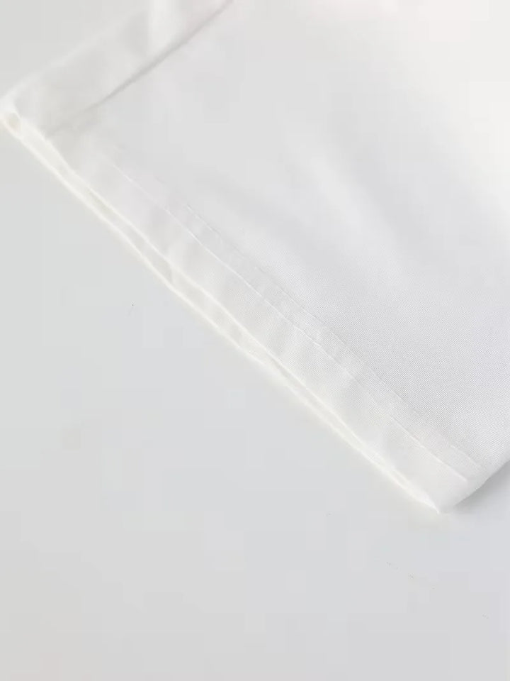 Wijdvallend heren zomerpak met mandarijnkraag. Ideaal voor ontspannen strand- of vakantielook.