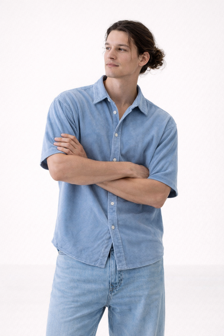Modern casual heren overhemd met korte mouwen, perfect voor een ontspannen zomerse look. Ademend comfort.