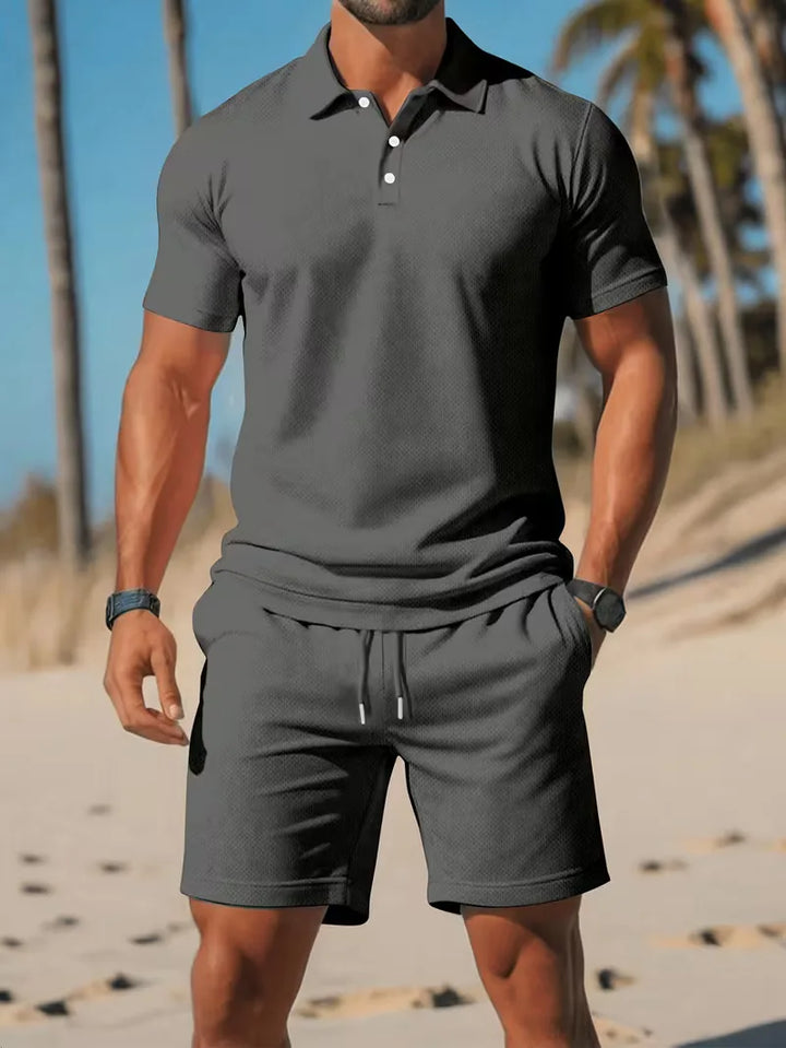 Heren vakantiekleding: complete poloshortset voor een zorgeloze zomer.