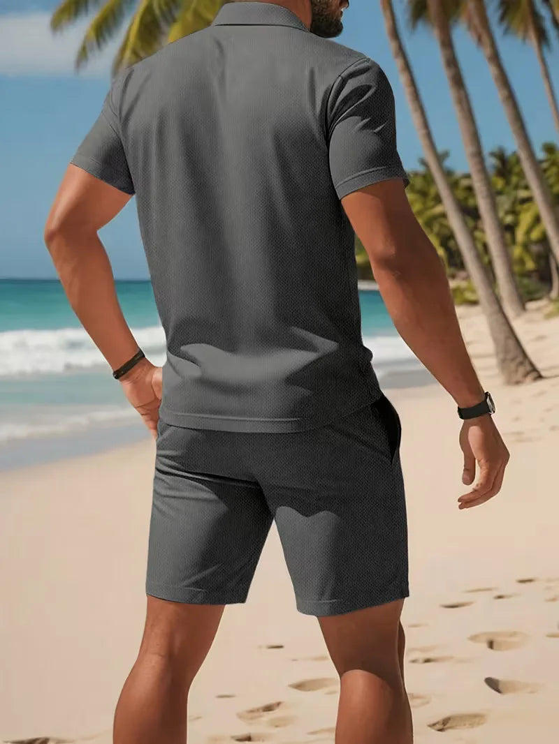 Casual heren vrijetijdskleding: comfortabele polo en shorts voor warme zomeravonden.