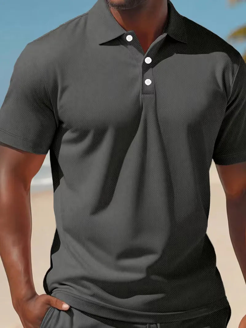 Heren zomerset, bestaande uit een comfortabele poloshirt en luchtige shorts.