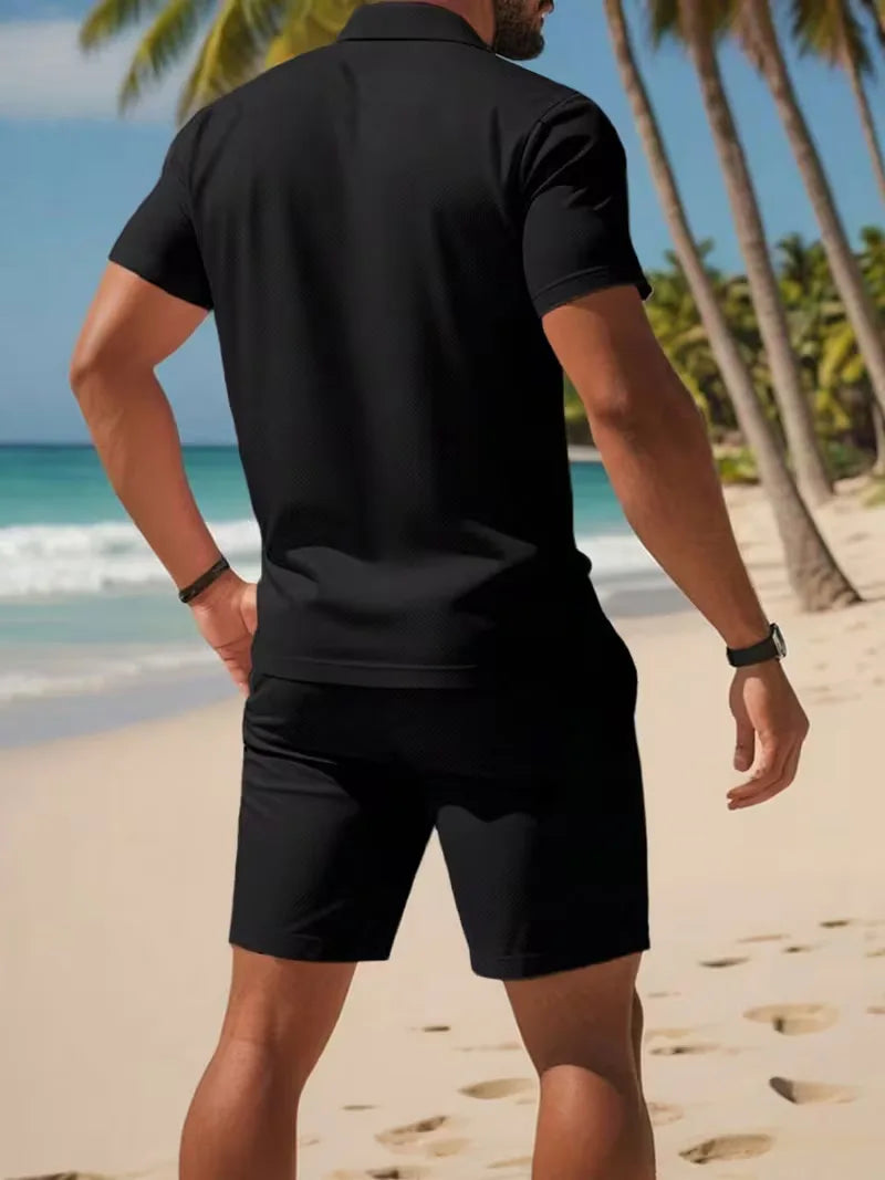 Zomerse casual heren set: polo en shorts. Perfect voor een ontspannen vakantie.