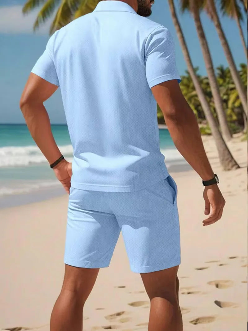 Casual tweedelige heren zomerset. Stijlvolle polo en bijpassende shorts.