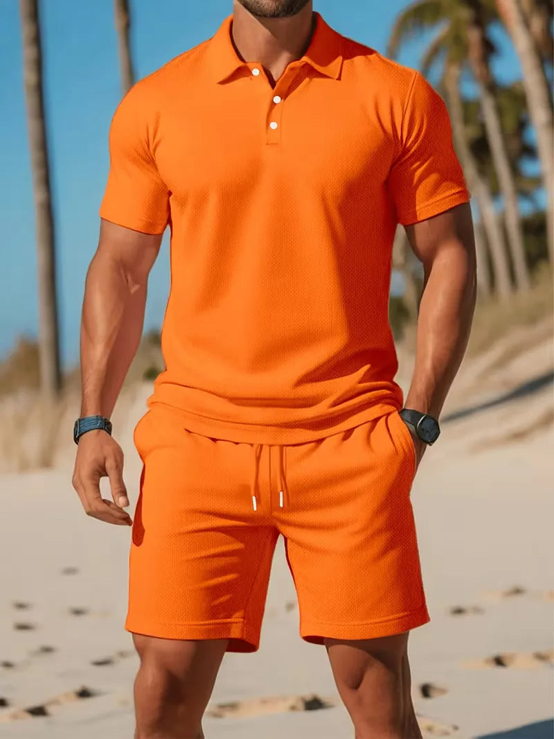 Tweedelige heren zomer kledingset: casual polo en korte broek. Perfect voor dagelijks gebruik.