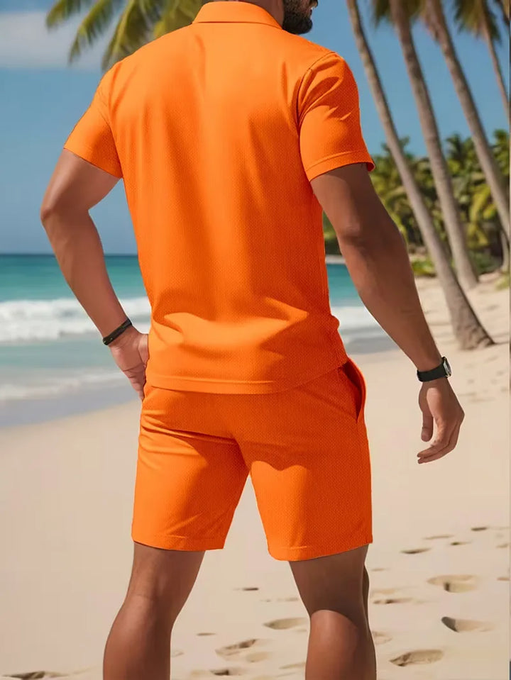 Comfortabele heren zomerset: zachte polo en losse shorts. Essentieel voor warm weer.