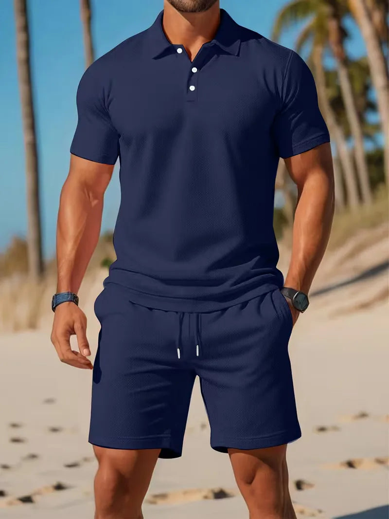 Heren kledingset: comfortabele poloshirt en shorts. De perfecte zomeroutfit.