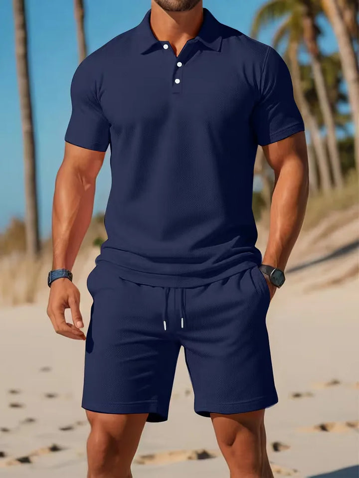 Heren kledingset: comfortabele poloshirt en shorts. De perfecte zomeroutfit.