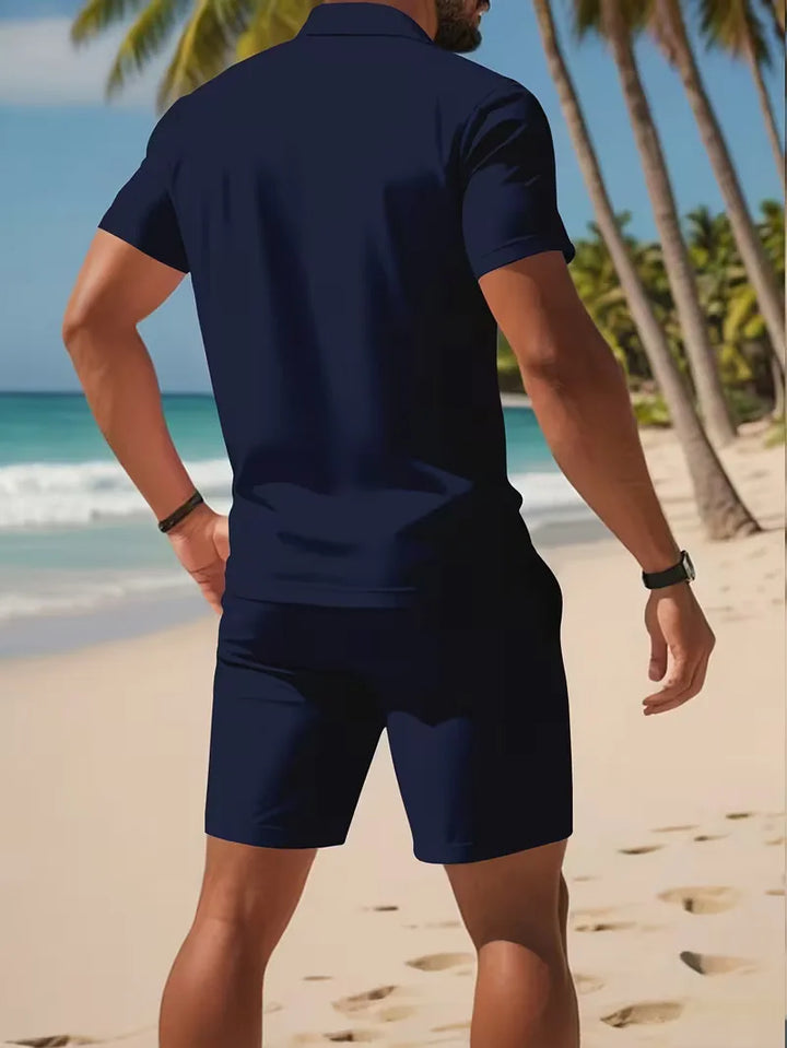 Zomerse heren set: tweedelige outfit met polo en korte broek. Voor een relaxte look.