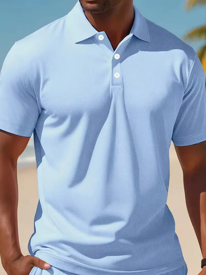 Comfortabele heren kledingset met ademende polo en zachte shorts. Perfect voor warme dagen.