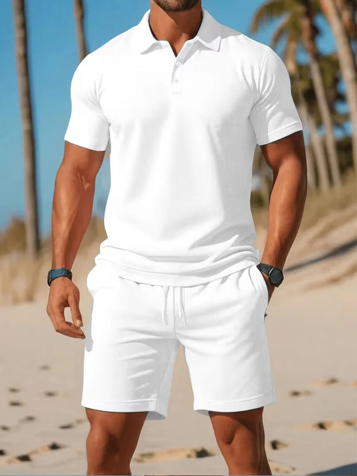 Trendy heren zomerset: poloshirt en shorts. Een must-have voor vakantiekleding.