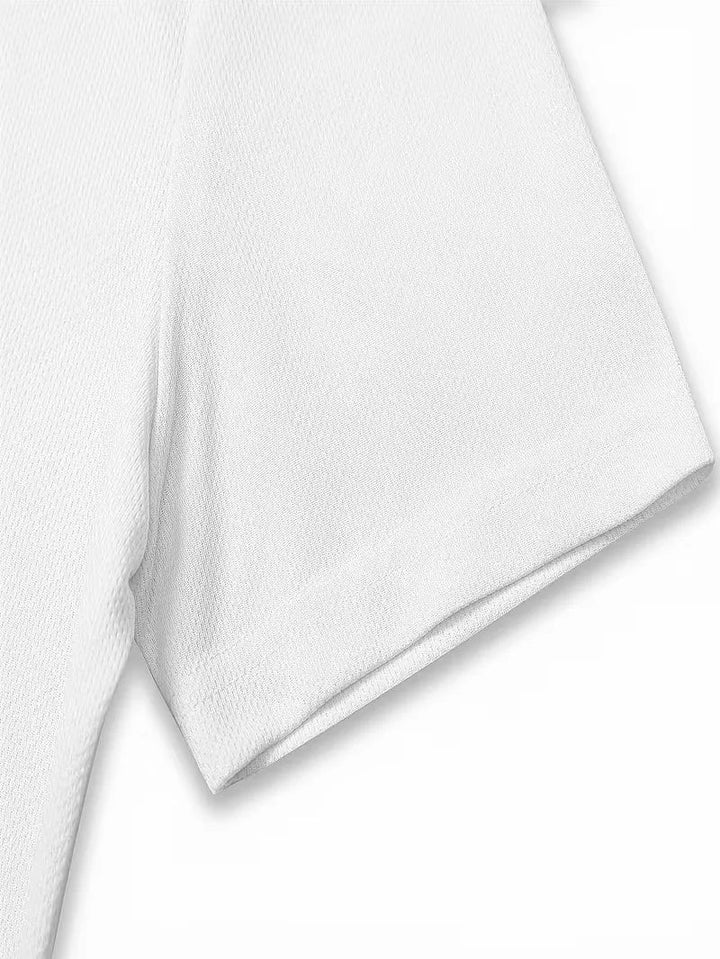 Ademende heren kledingset: zachte polo en shorts. Comfortabele keuze voor de zomer.