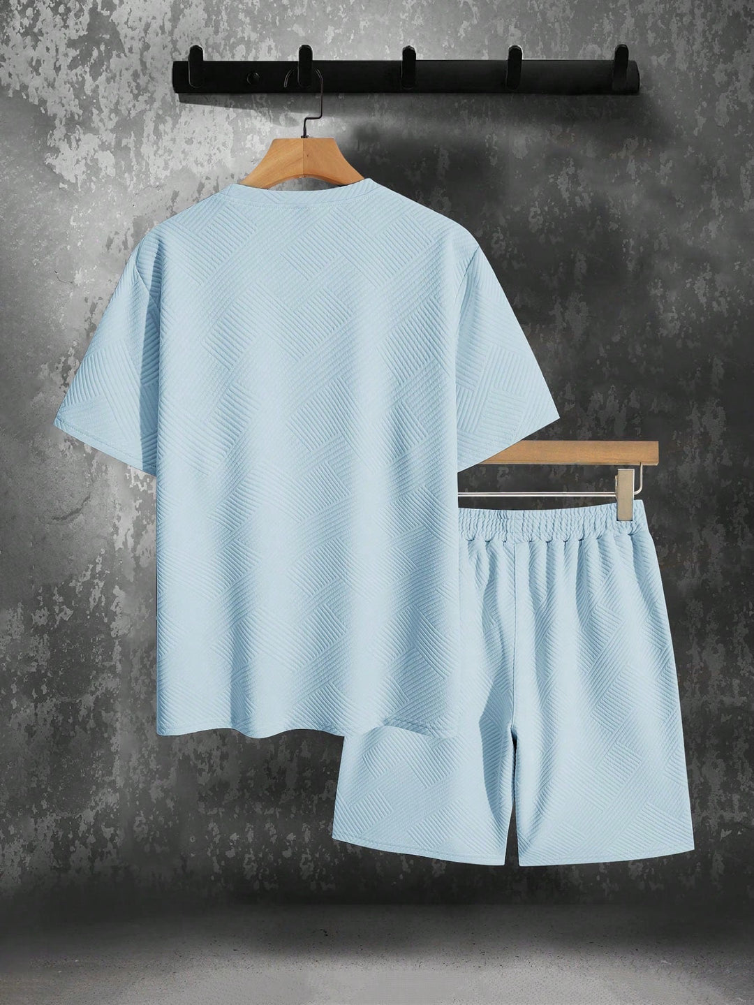 Sportieve herenset met oversized T-shirt en comfortabele shorts. Perfect voor casual mode en vrije tijd.
