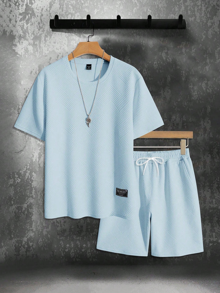 Detailopname van ademende stof heren zomerset: comfortabele shorts en oversized T-shirt. Casual kleding.