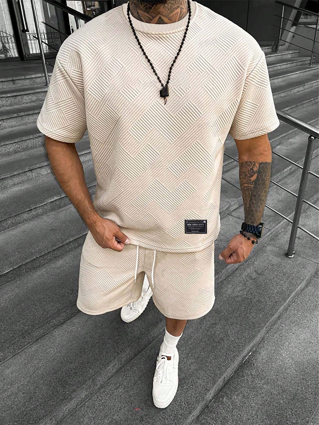 Trendy heren zomerset: oversized T-shirt en bijpassende comfortabele shorts. Ideaal voor casual mode.