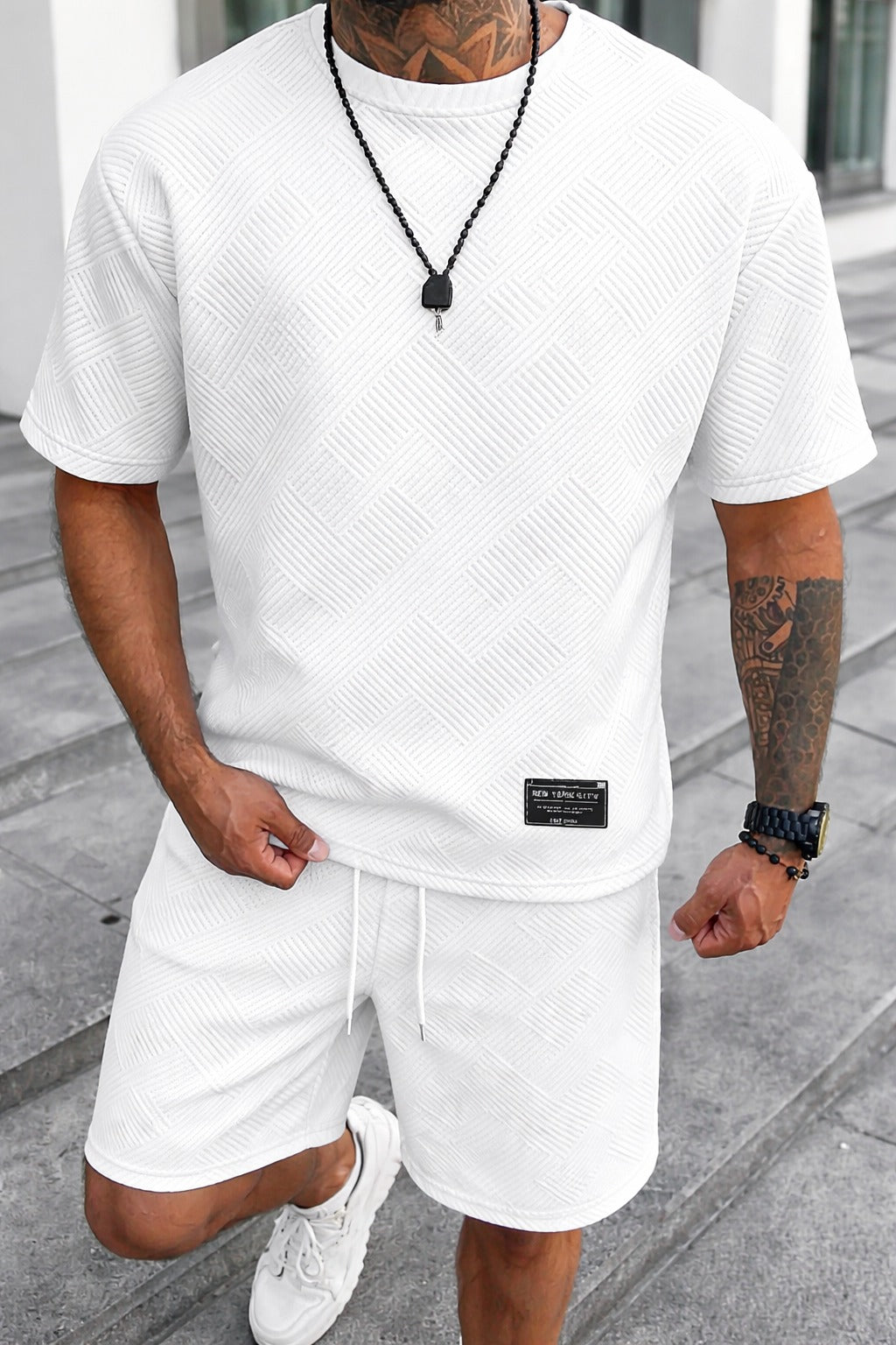 Complete heren zomerset: comfortabele shorts met elastiek en oversized T-shirt. Geschikt voor warme dagen.