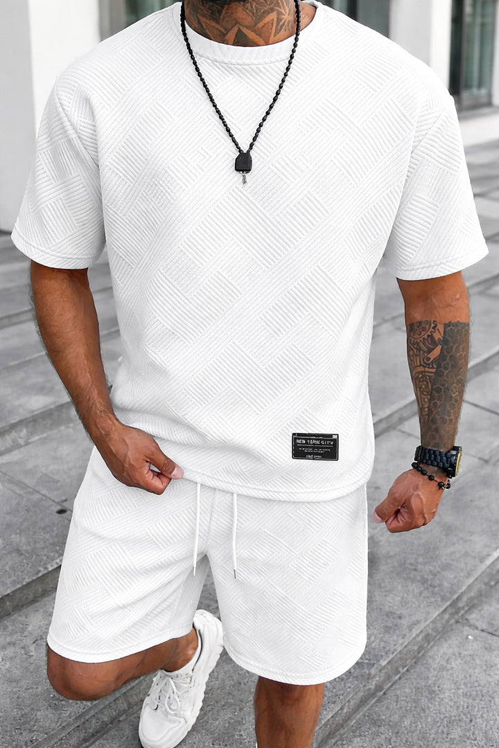 Complete heren zomerset: comfortabele shorts met elastiek en oversized T-shirt. Geschikt voor warme dagen.