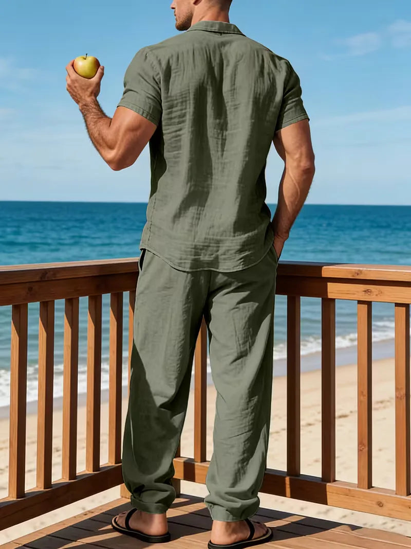 Ademende heren zomerset, perfect voor strand en casual uitjes, met V-hals en rechte broek.