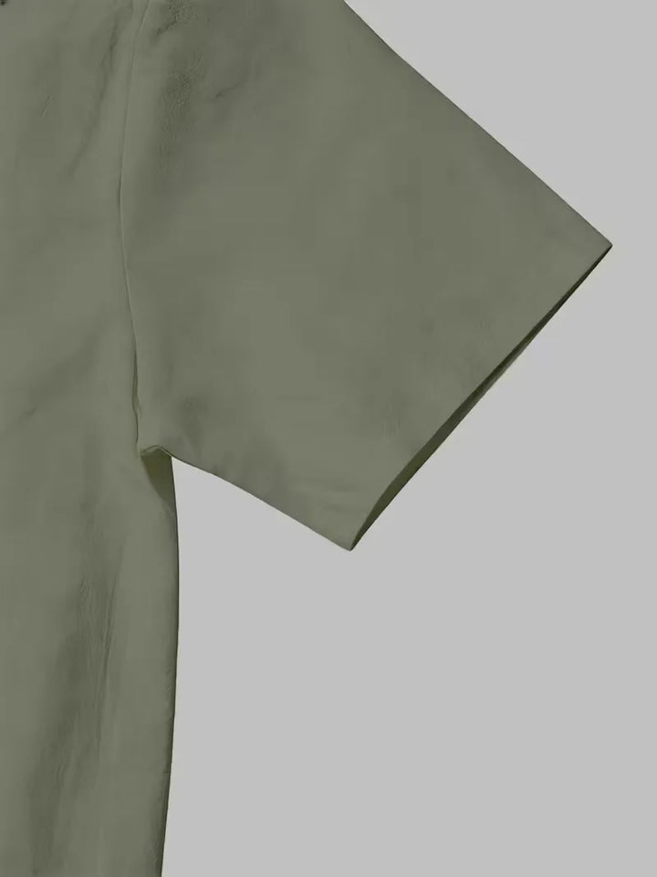 Heren kledingset voor de zomer: V-hals shirt en straight leg broek, perfect voor een relaxte look.