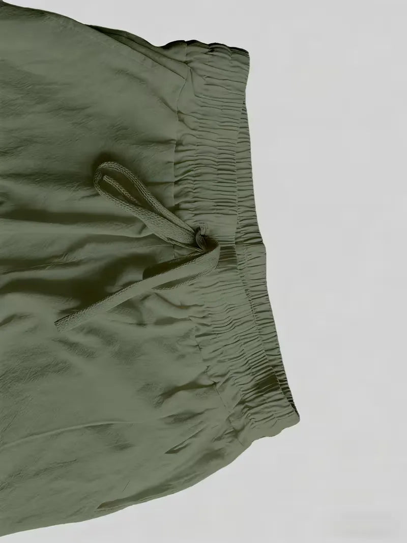 Zomerse heren look: casual V-hals shirt en comfortabele straight leg broek, tweedelig.