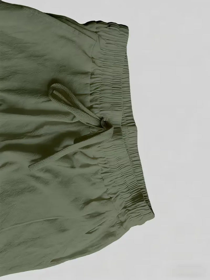 Zomerse heren look: casual V-hals shirt en comfortabele straight leg broek, tweedelig.