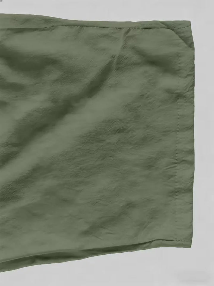 Heren vakantie kleding: casual tweedelige zomerset met V-hals en straight leg broek.