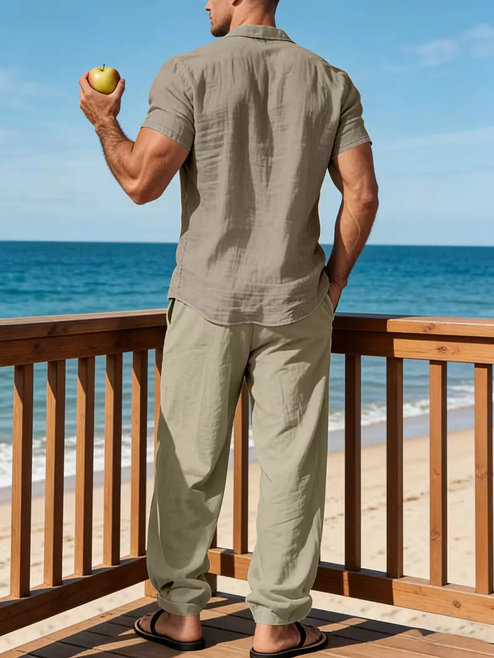 Stijlvolle casual heren kledingset met V-hals en straight leg broek, perfect voor de zomer.
