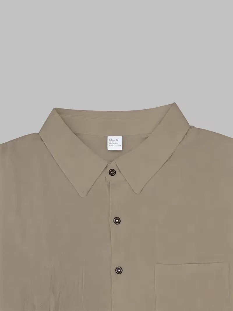 Lichtgewicht heren zomerset voor strand of vakantie; casual V-hals shirt en rechte broek.