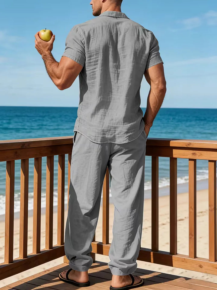 Lichtgewicht tweedelige heren kledingset, ideaal als strand outfit of vakantie kleding.