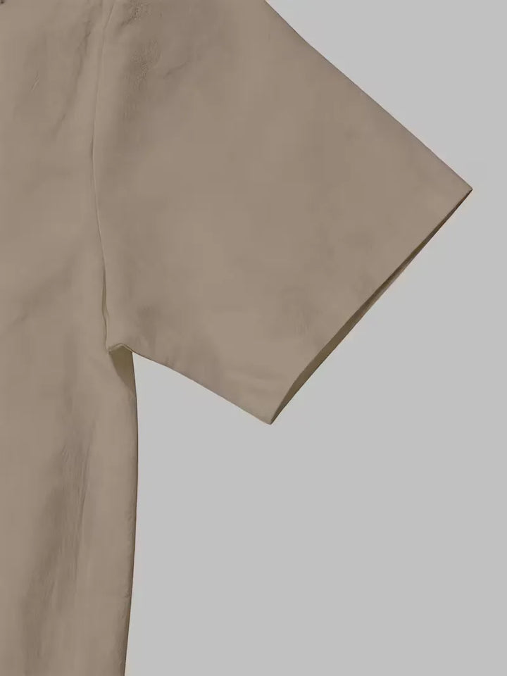 Tweedelige heren outfit: comfortabel V-hals shirt en straight leg broek voor zomerse dagen.
