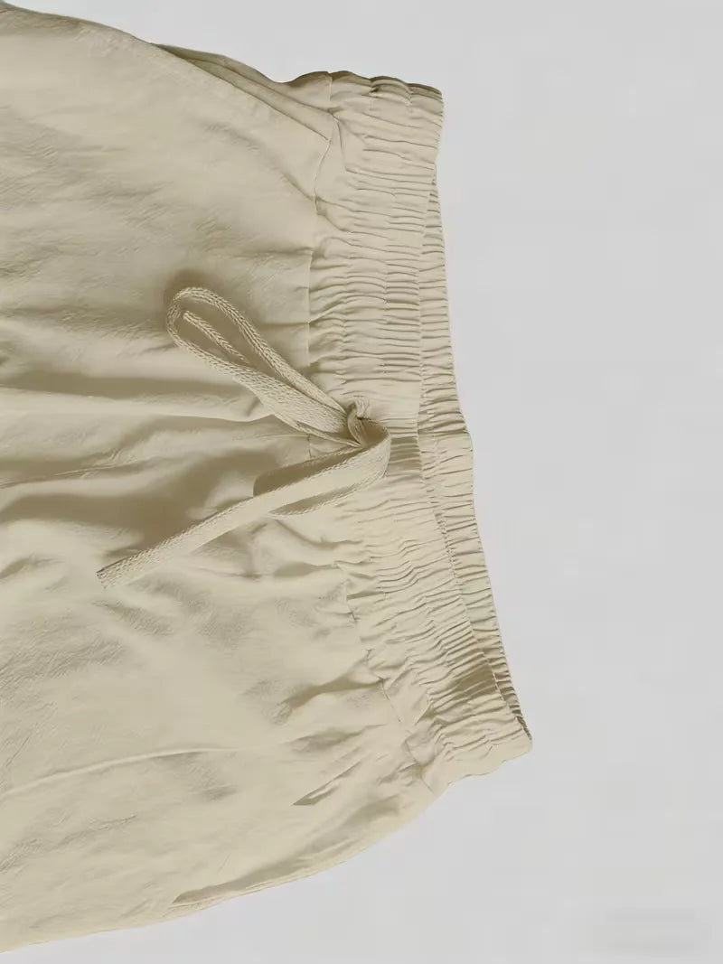 Casual heren kledingset, comfortabel en lichtgewicht, met V-hals shirt en straight leg broek.