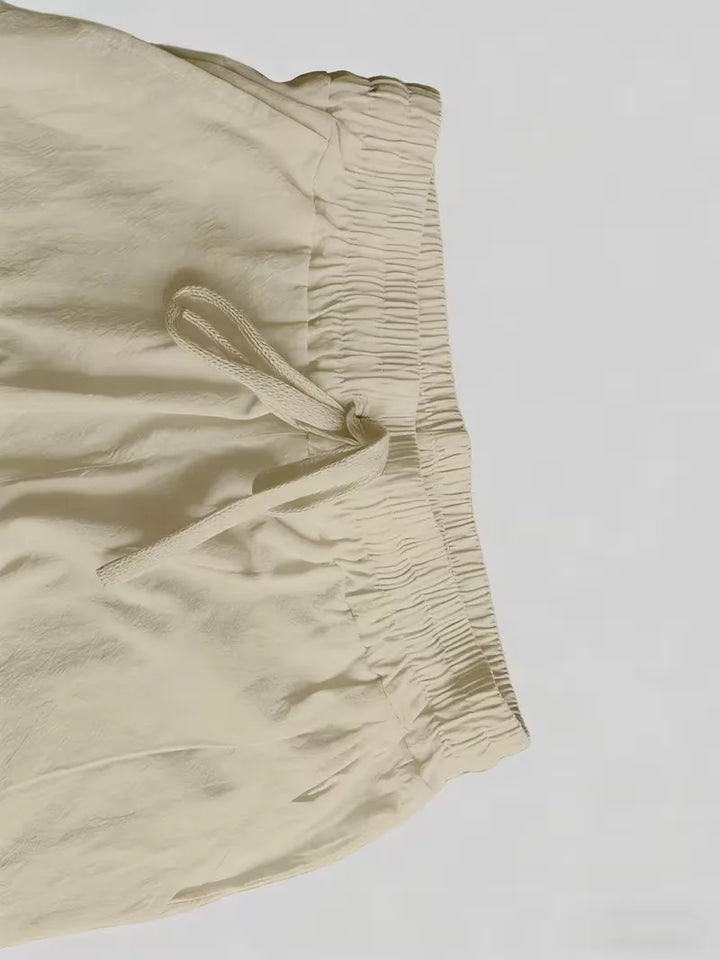 Casual heren kledingset, comfortabel en lichtgewicht, met V-hals shirt en straight leg broek.