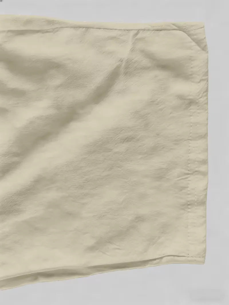 Tweedelige heren zomerset: V-hals shirt en straight leg broek, ontworpen voor de zomer.