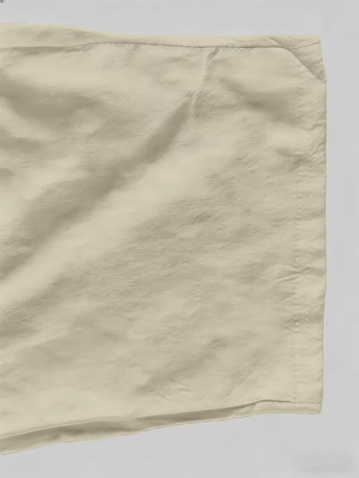Tweedelige heren zomerset: V-hals shirt en straight leg broek, ontworpen voor de zomer.