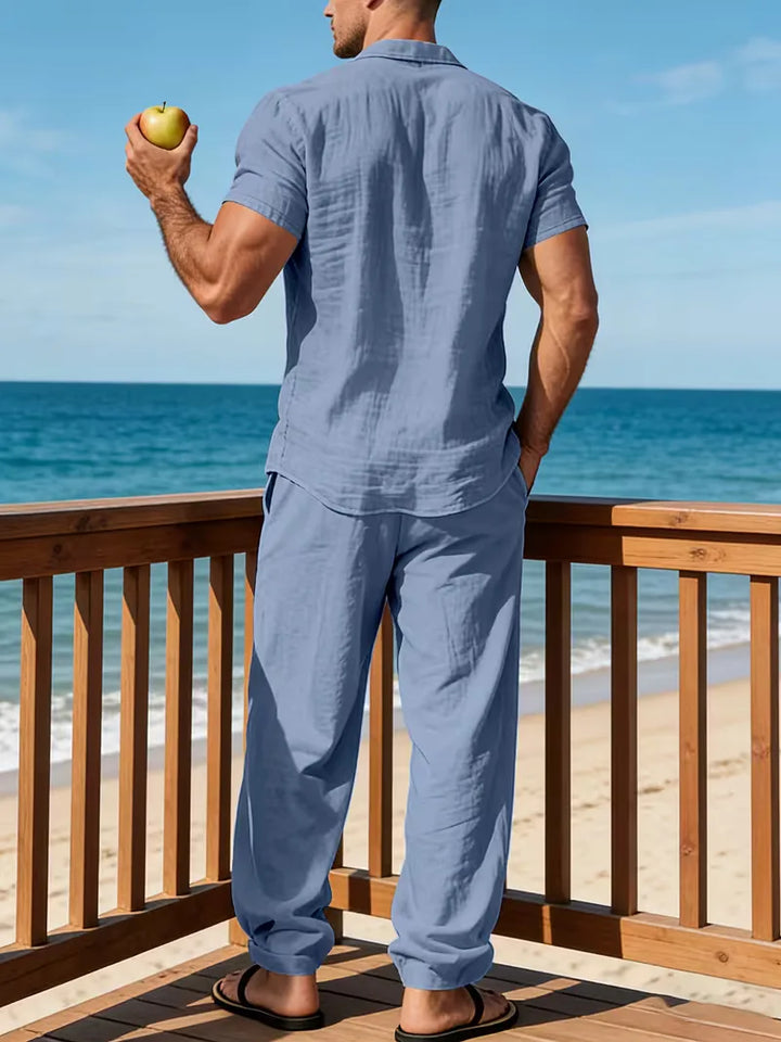 Heren kledingset: V-hals shirt en straight leg broek voor een moeiteloos zomerse stijl.