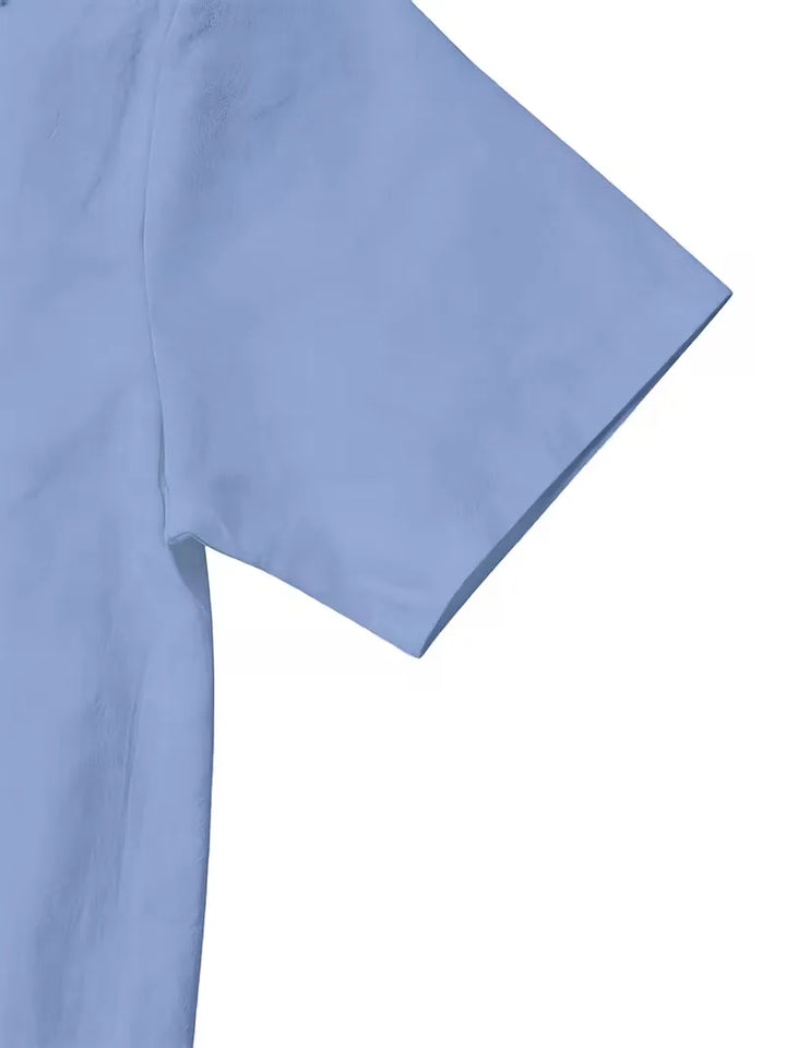 Comfortabele heren strand outfit: V-hals shirt en straight leg broek, perfect voor warme dagen.