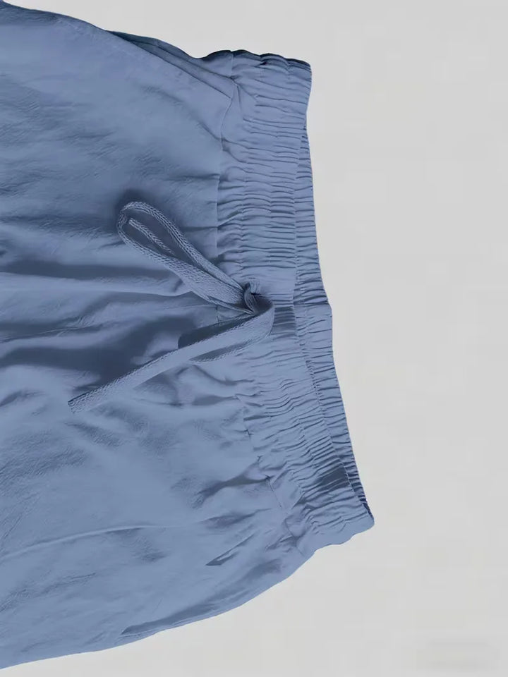 Zomerse heren kledingset met V-hals shirt en straight leg broek, ideaal voor ontspanning.