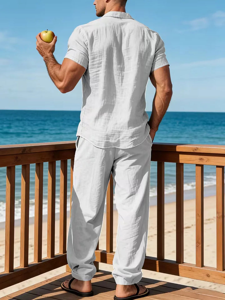 Heren vakantie kleding: complete zomerset met V-hals shirt en straight leg broek.