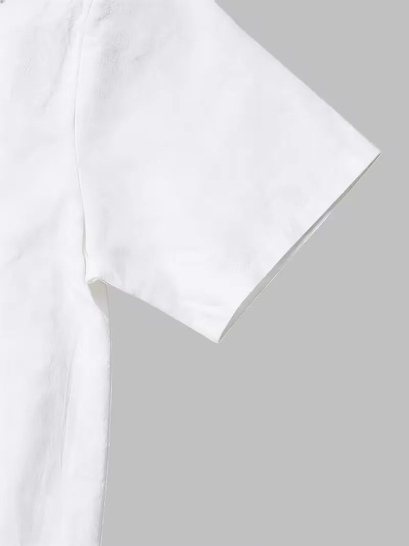Heren kledingset met V-hals shirt en rechte broek, ideaal voor strand en zomerse uitjes.