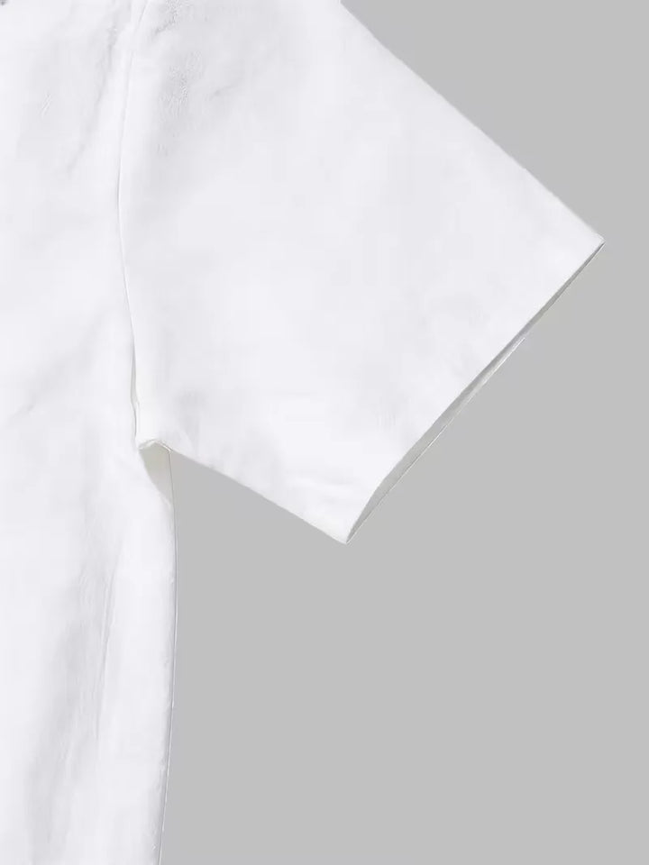 Heren kledingset met V-hals shirt en rechte broek, ideaal voor strand en zomerse uitjes.