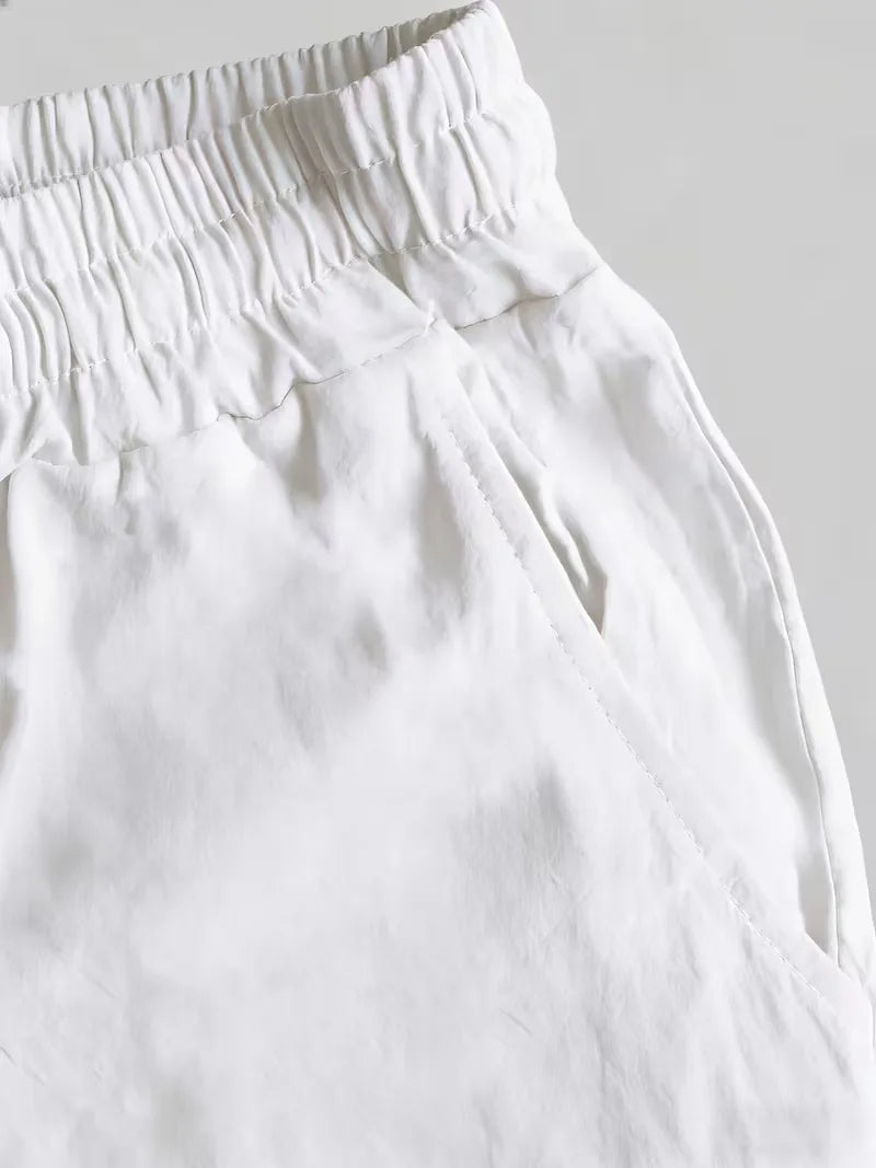 Zomerse heren kledingset: comfortabel V-hals shirt en rechte broek, lichtgewicht en stijlvol.
