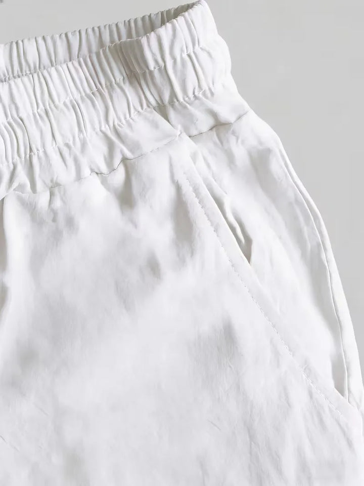 Zomerse heren kledingset: comfortabel V-hals shirt en rechte broek, lichtgewicht en stijlvol.