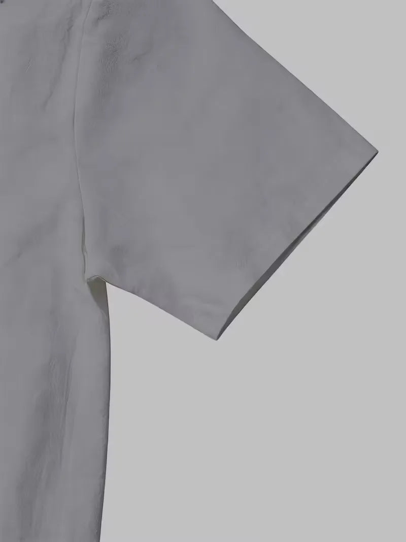 Stijlvolle heren zomerset met ademend V-hals shirt en rechte broek, geschikt voor strand.