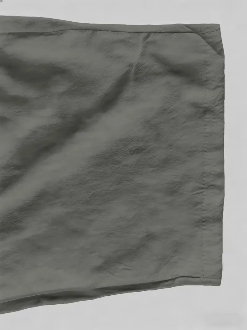 Ontspannen heren zomerset met V-hals shirt en comfortabele rechte broek, perfect voor warme dagen.