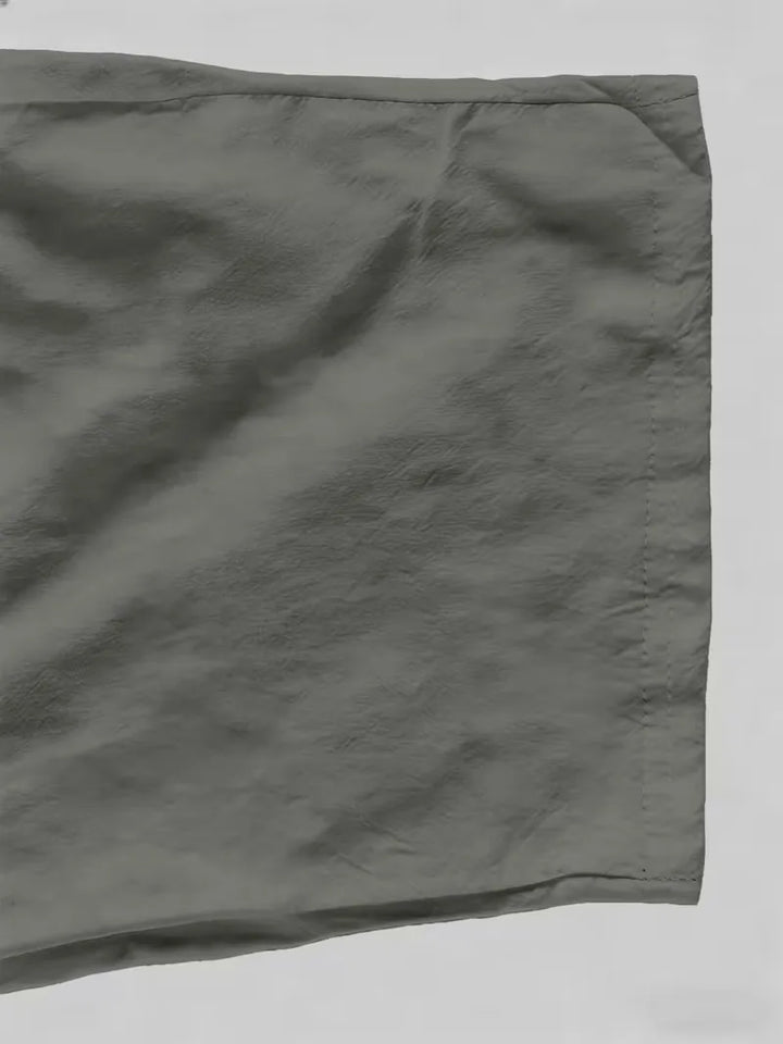 Ontspannen heren zomerset met V-hals shirt en comfortabele rechte broek, perfect voor warme dagen.