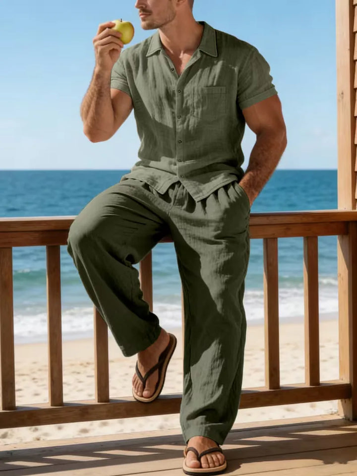 Zomerse heren kledingset: casual V-hals shirt en luchtige straight leg broek voor buiten.